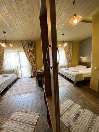 Отель Hotel Monysto Буковель Двухместный номер с 1 кроватью или 2 отдельными кроватями и балконом-2