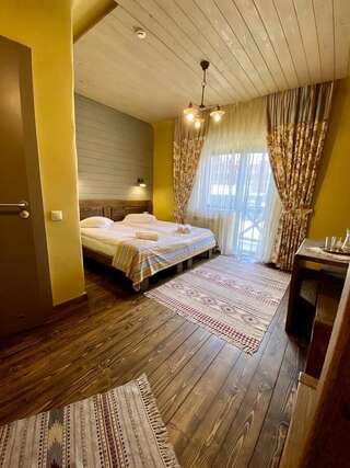 Отель Hotel Monysto Буковель Двухместный номер с 1 кроватью или 2 отдельными кроватями и балконом-5
